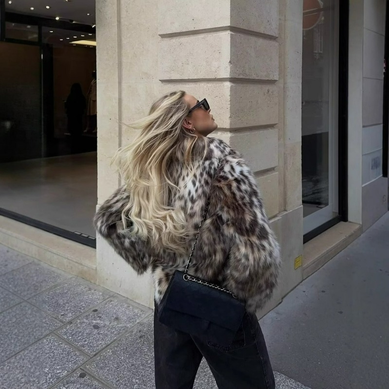 Europe Beautiful Women's Cloth - Winter Clothing Europe 评论和价格